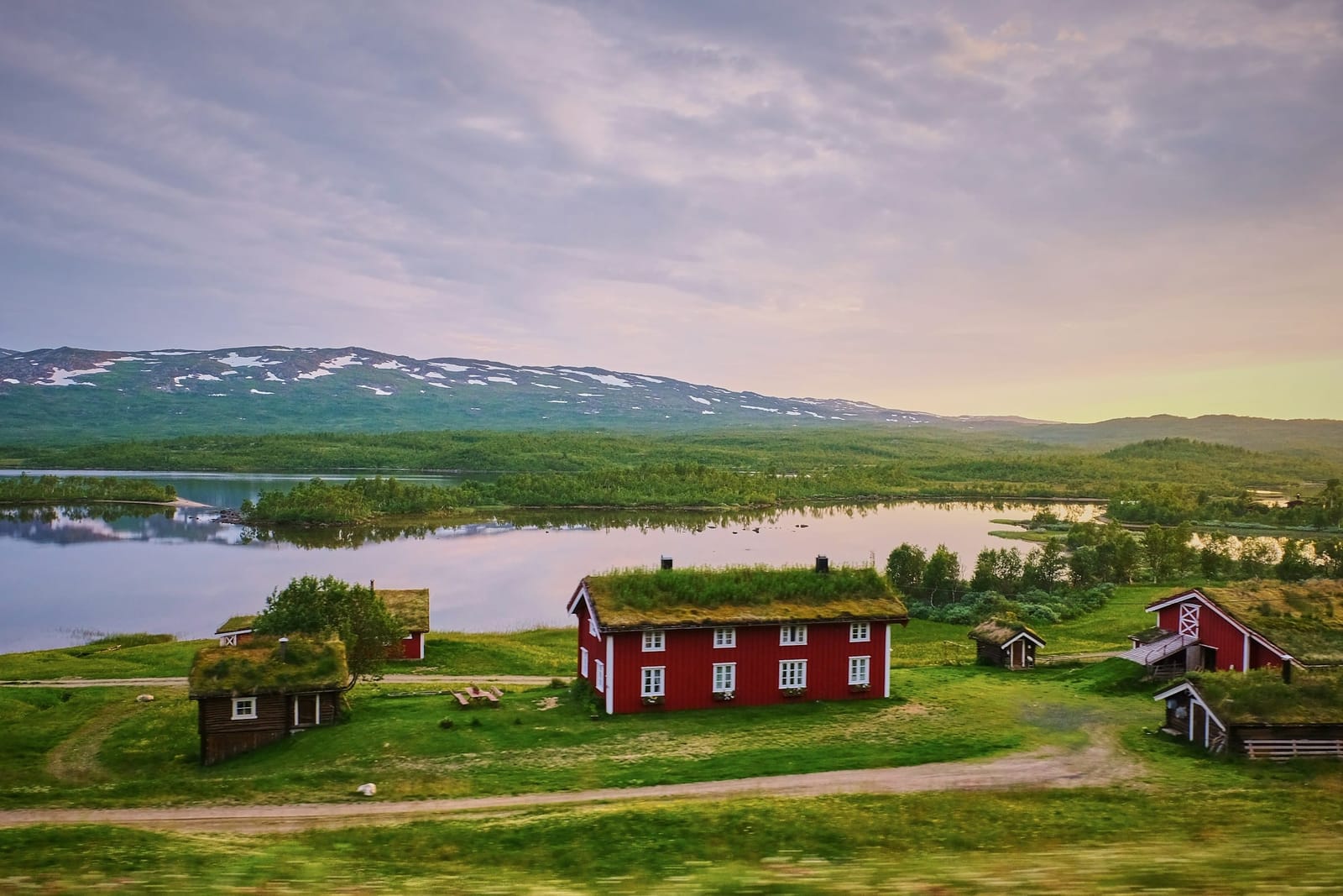 Cabañas rojas y montañas en el norte de Suecia