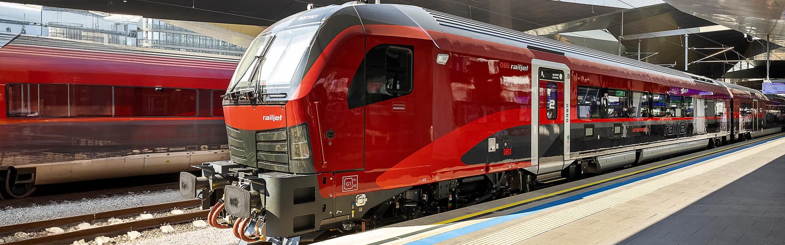 Treno rosso ÖBB su una banchina della stazione