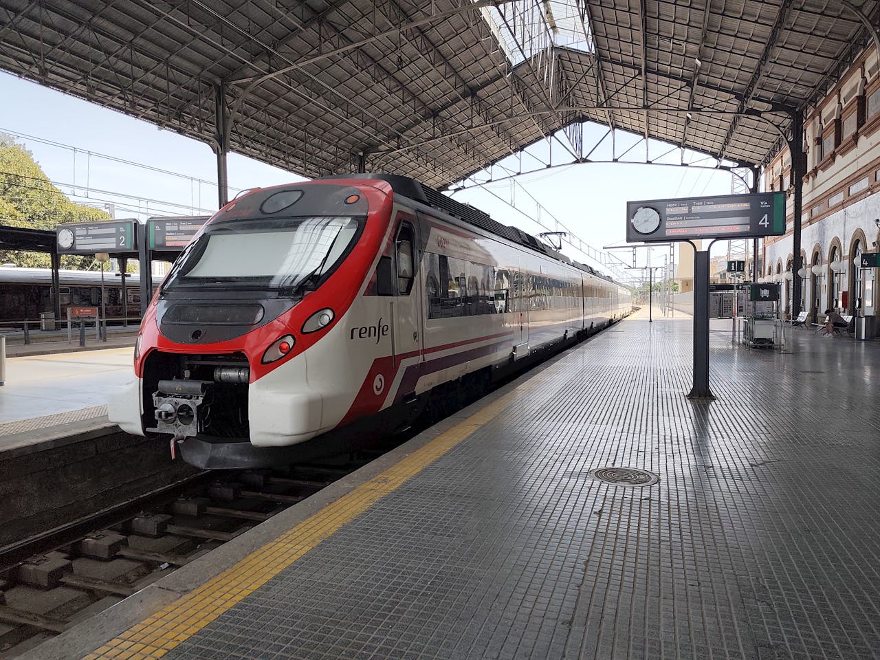 Treno Renfe rosso su una banchina della stazione