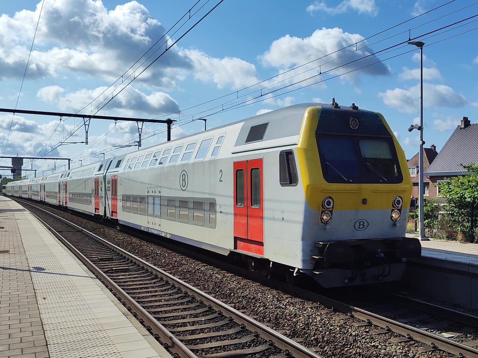 Treno SNCB su una banchina della stazione