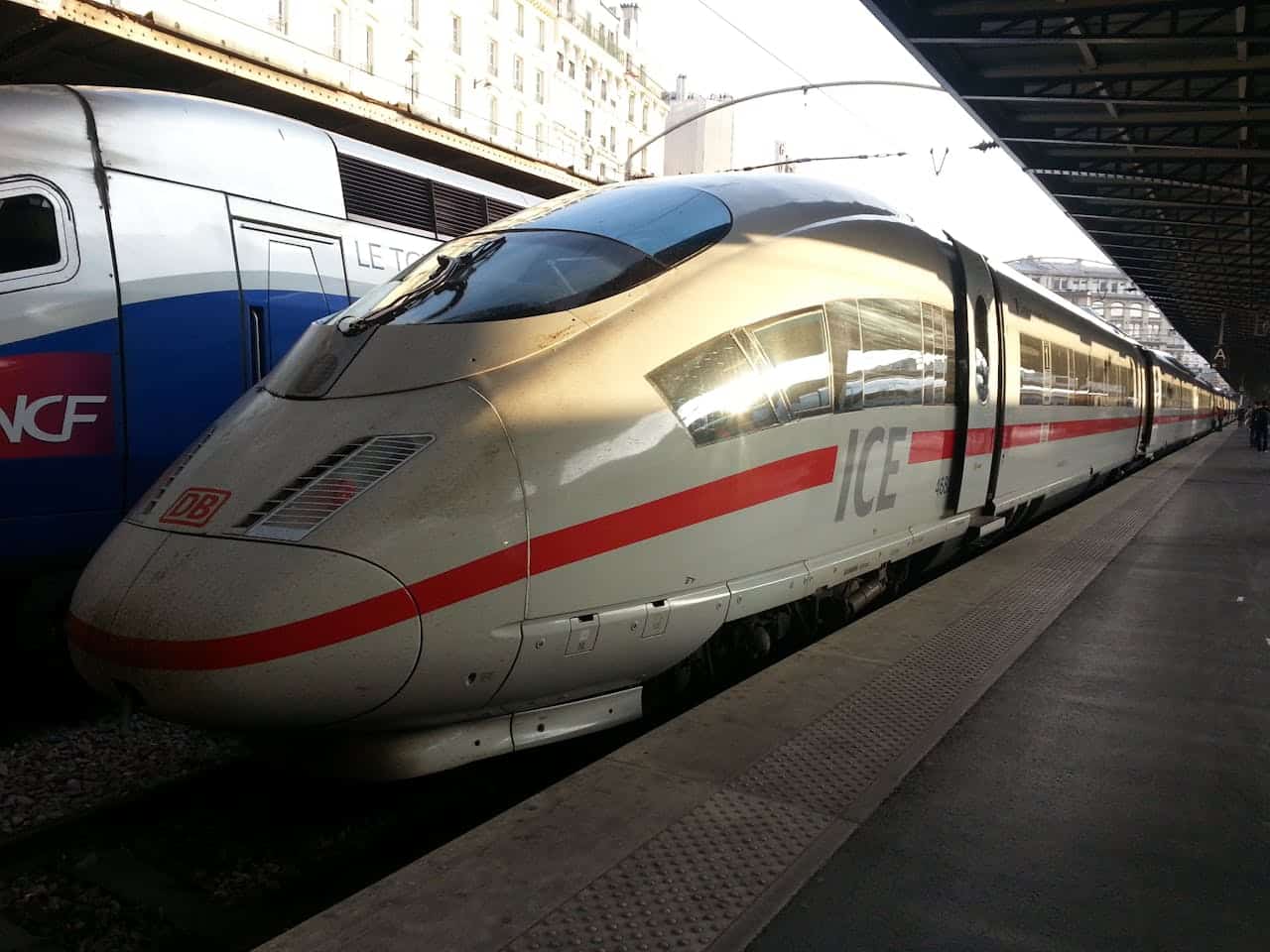 Train TGV de la SNCF sur un quai