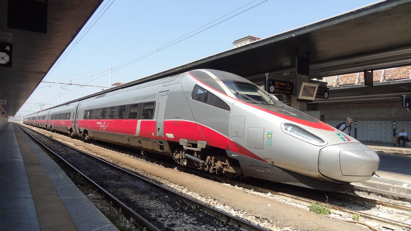 Train à grande vitesse Trenitalia sur un quai