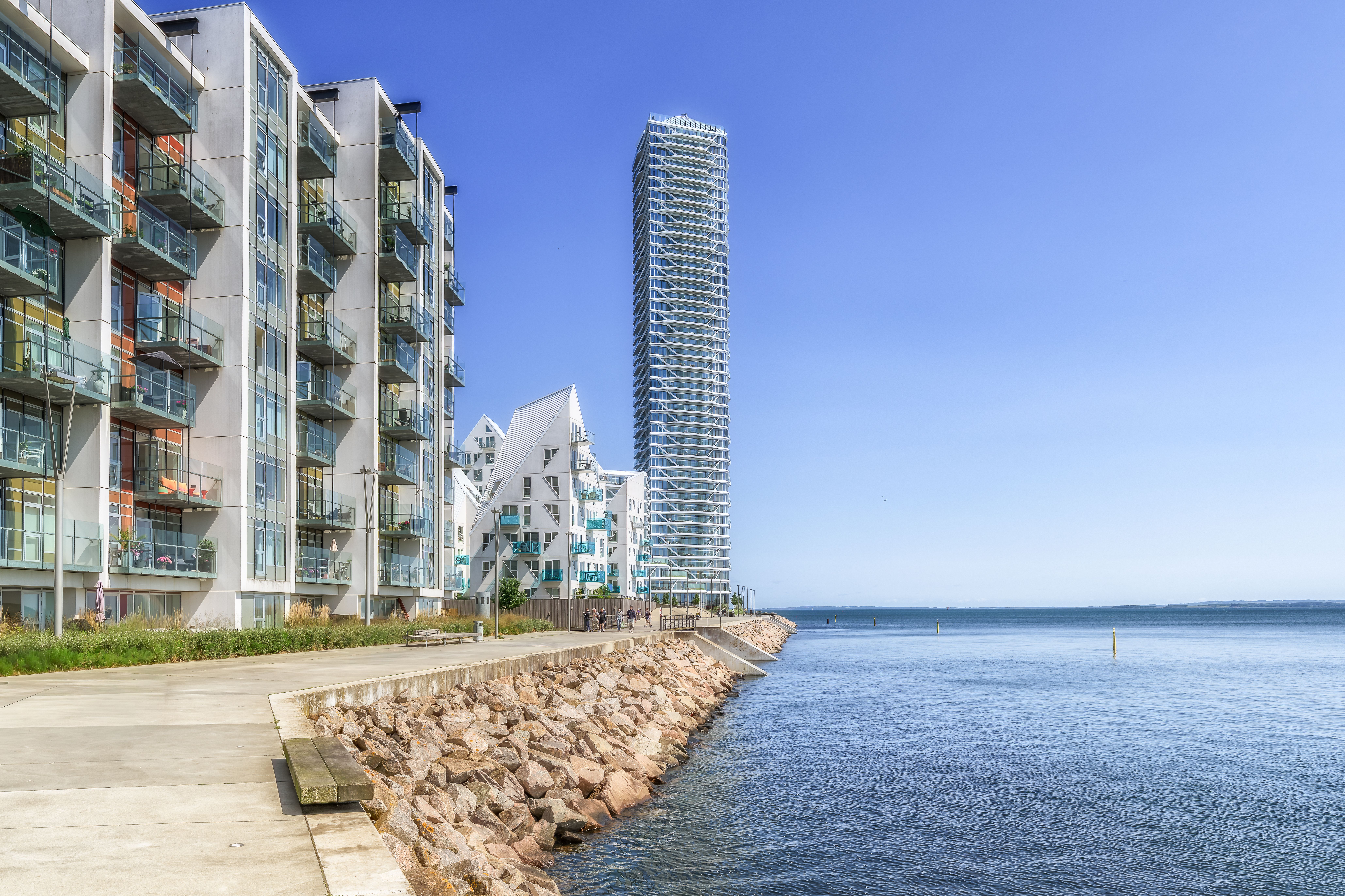 Paseo marítimo de Aarhus Ø con el bloque Iceberg y la torre Lighthouse junto a la bahía de Aarhus, Dinamarca
