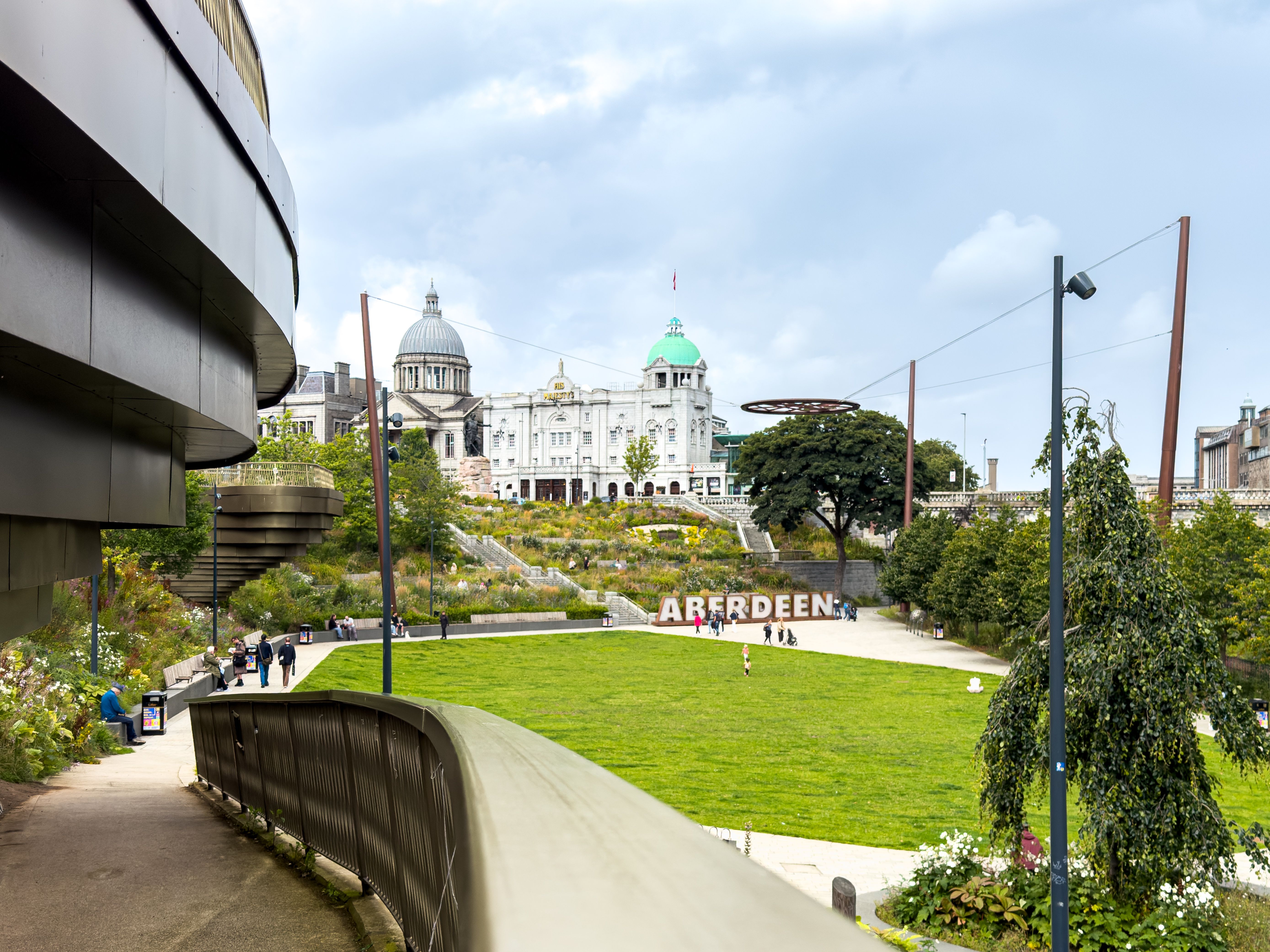 Union Terrace Gardens in Aberdeen mit His Majesty's Theatre und Granitgebäuden hinter dem Rasen