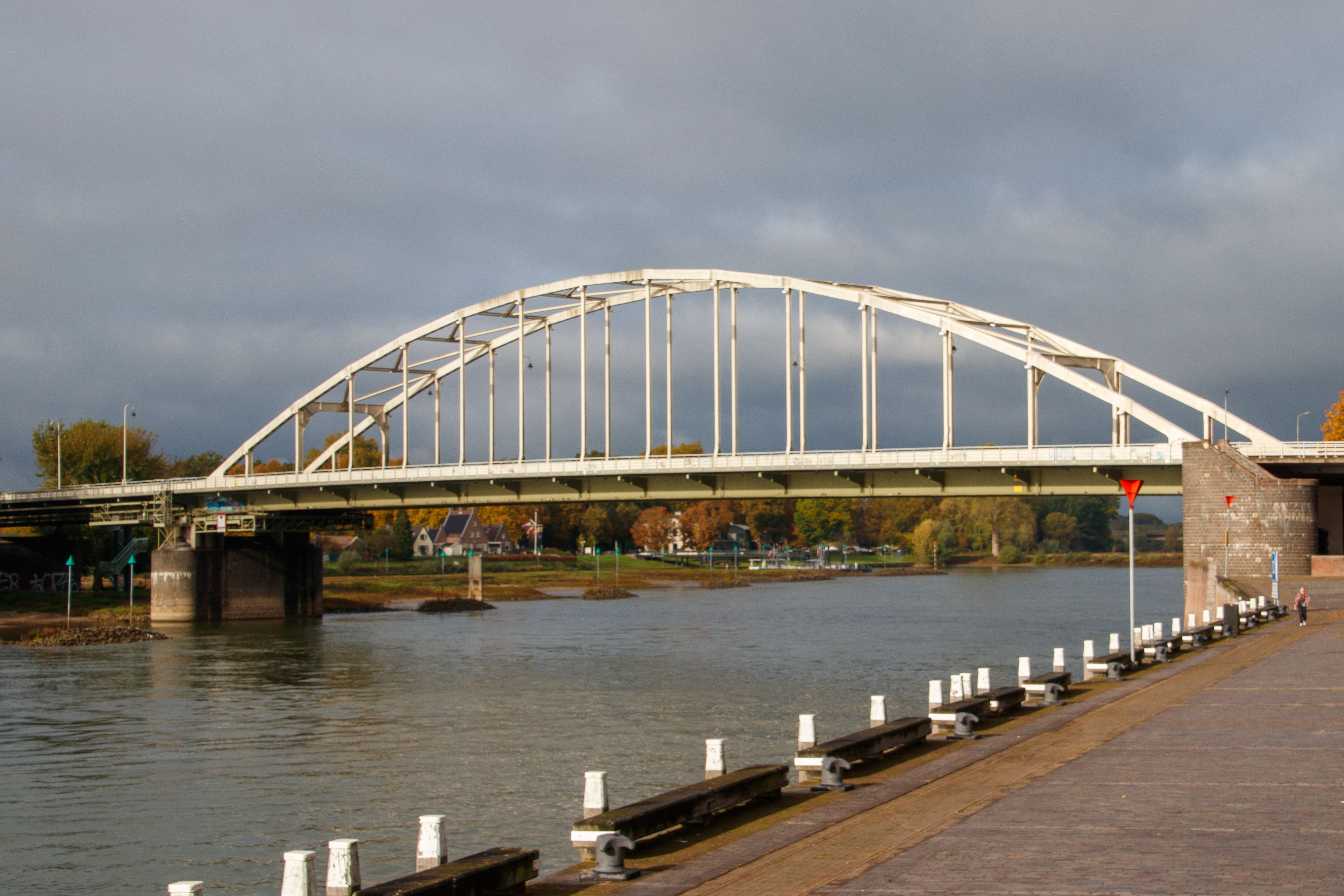 Le pont John Frost enjambe le Rhin à Arnhem, un jour d'automne sous de sombres nuages
