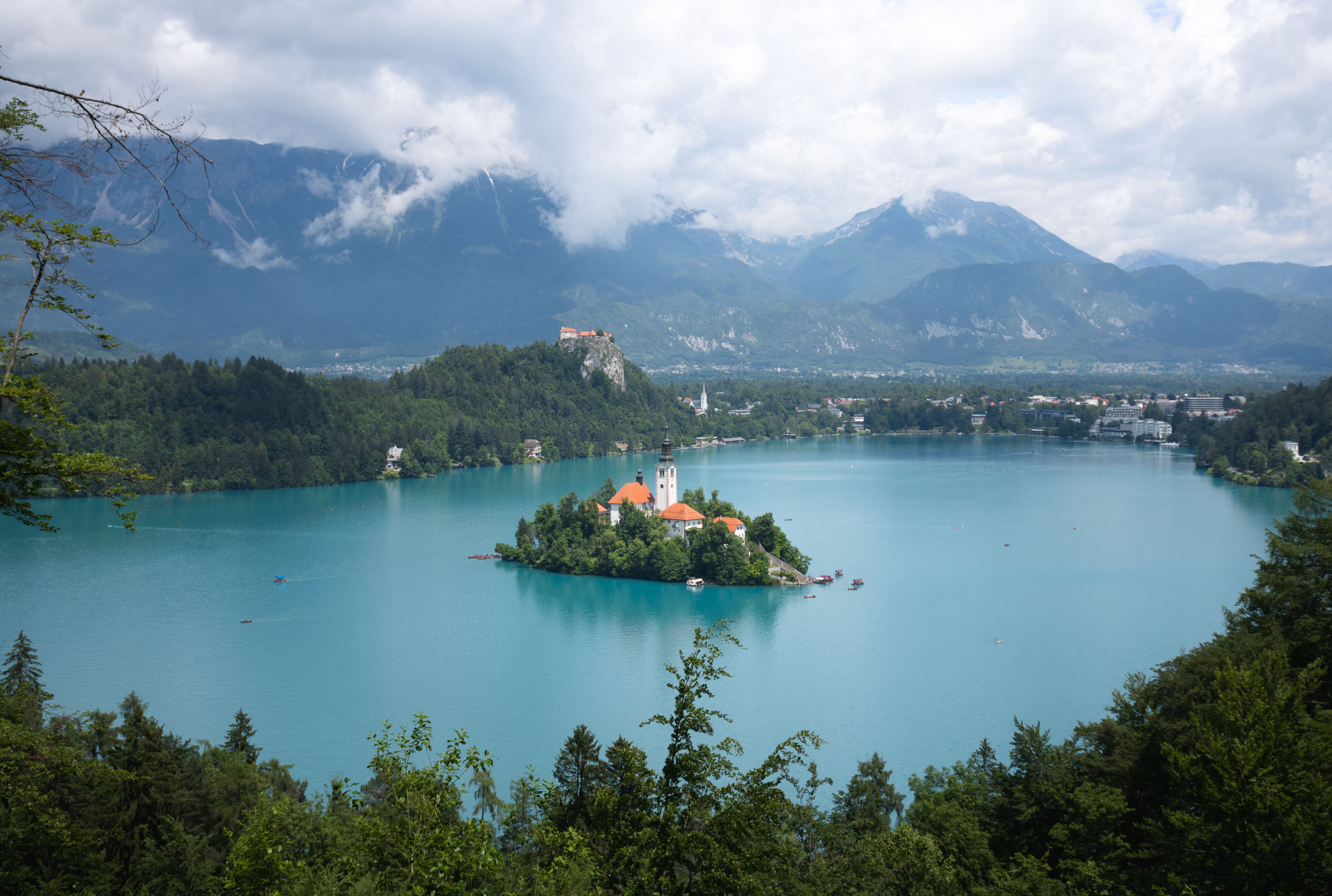 El lago de Bled con su iglesia en la isla, el castillo de Bled sobre el acantilado y los Karavanke al fondo