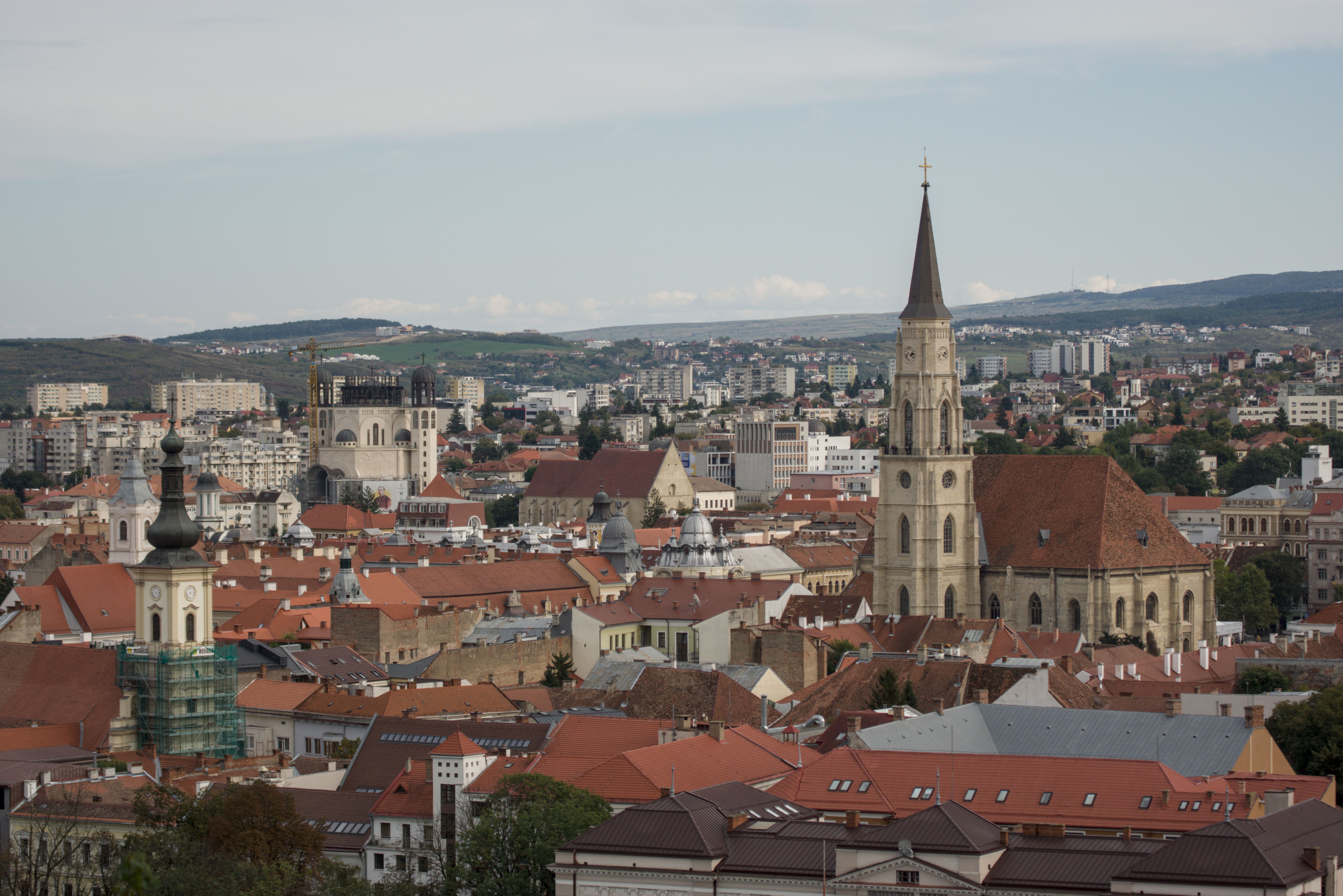 I tetti del centro di Cluj-Napoca con l'alta guglia della chiesa di San Michele e la cattedrale ortodossa all'orizzonte
