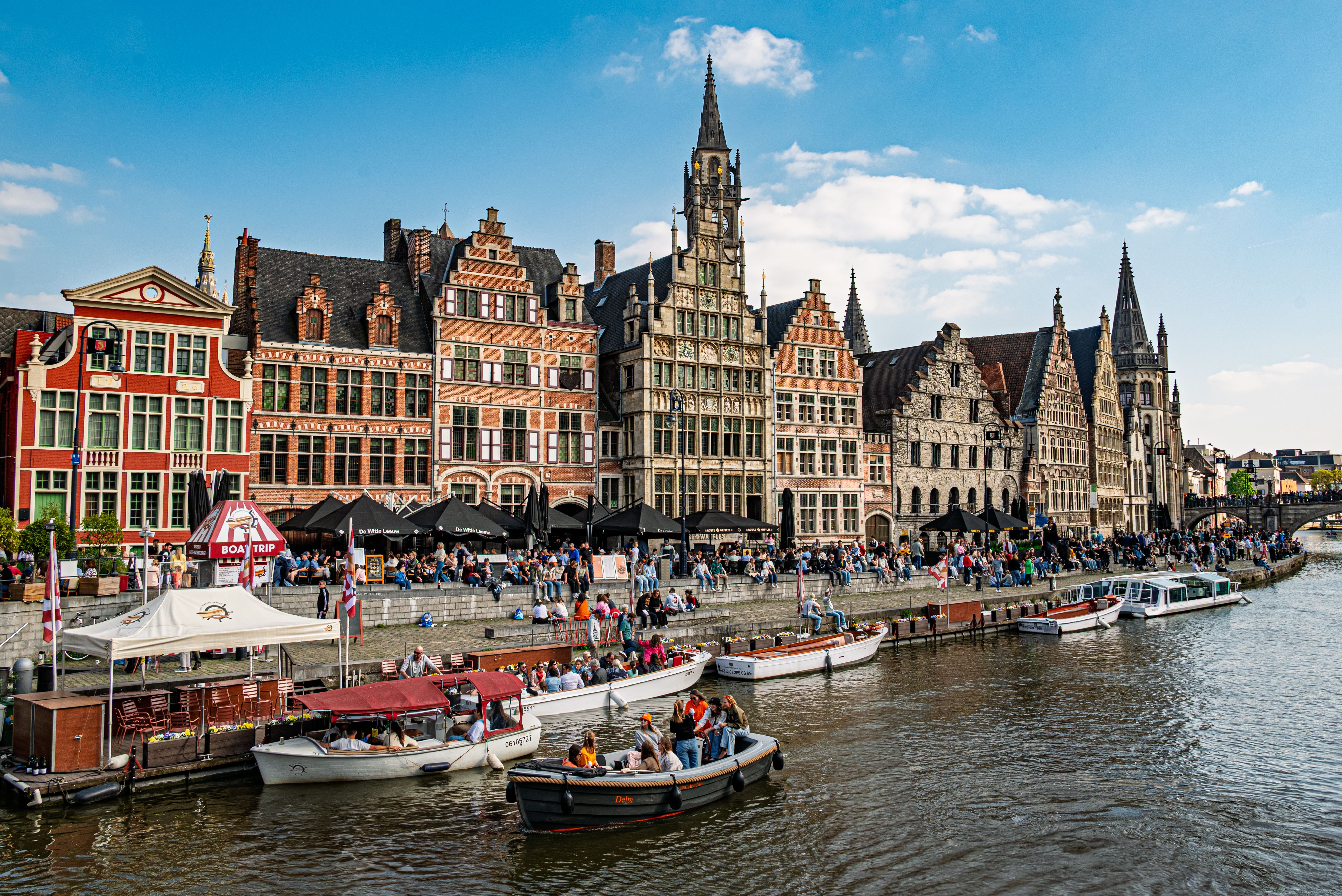 Case delle corporazioni medievali lungo il molo Graslei sulla Leie a Gand, con battelli turistici ormeggiati davanti