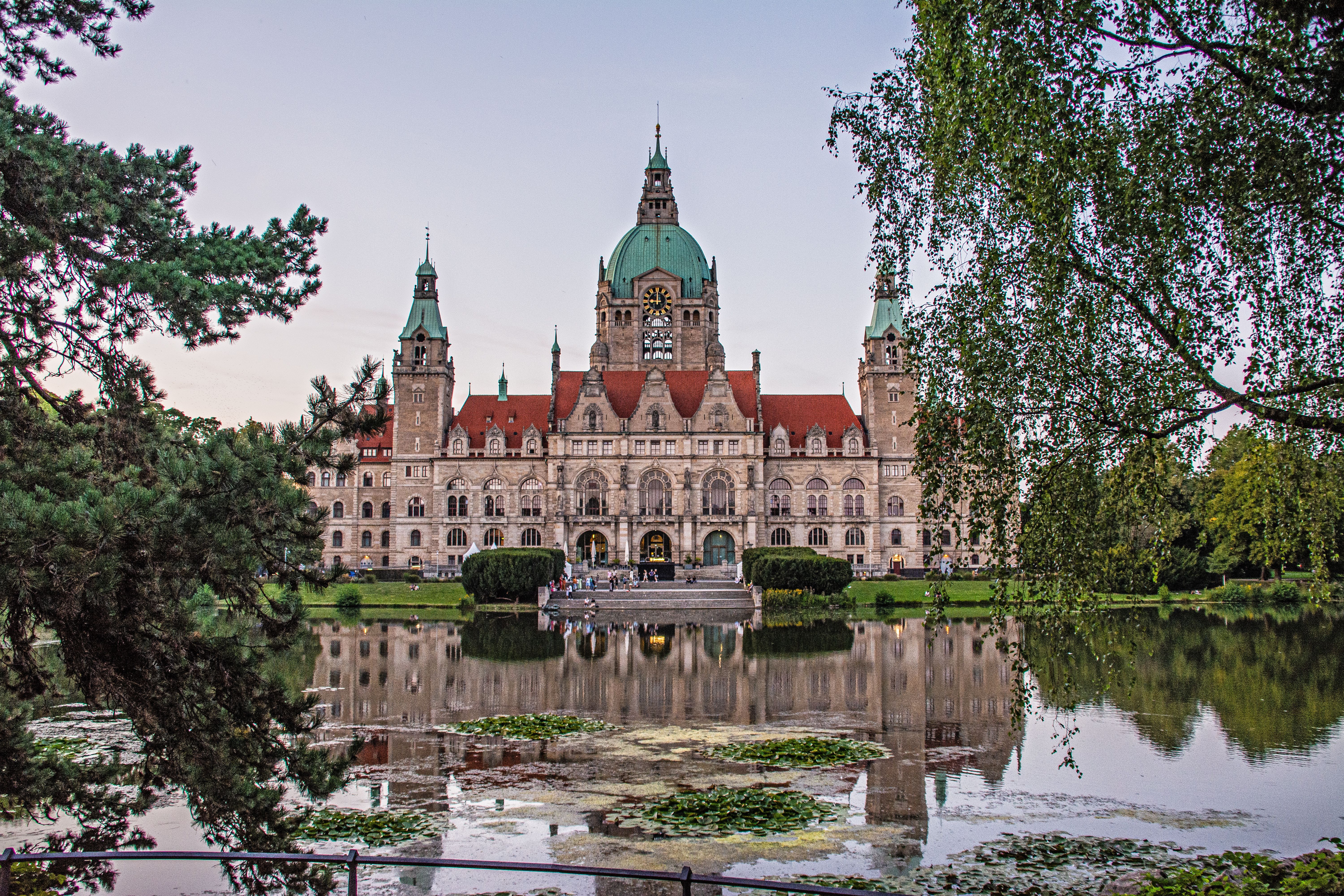 Il Neues Rathaus di Hannover con la cupola di rame verde, riflesso nello stagno del Maschpark