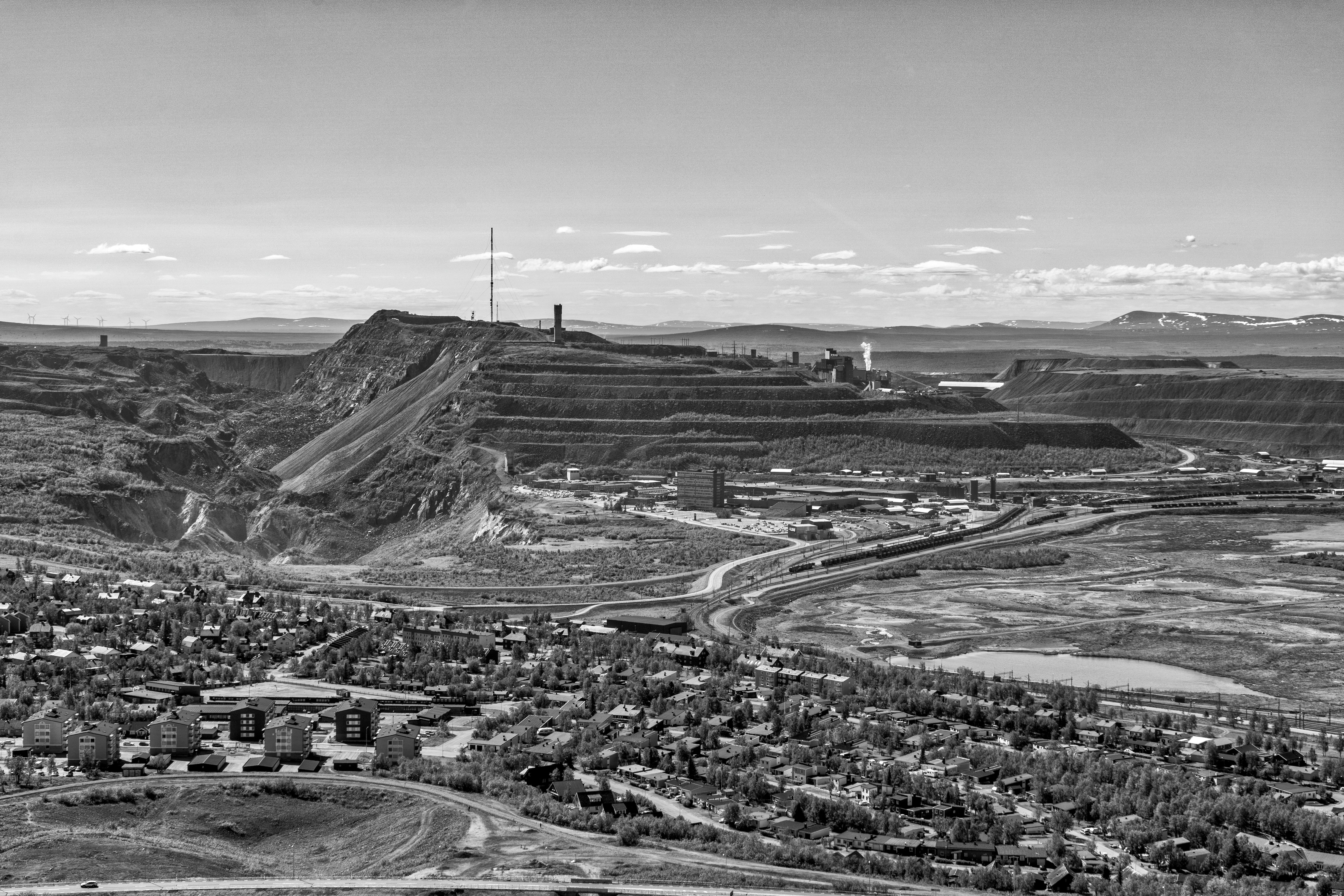 Vue aérienne en noir et blanc de Kiruna au pied de la colline minière en terrasses de Kiirunavaara, en Suède