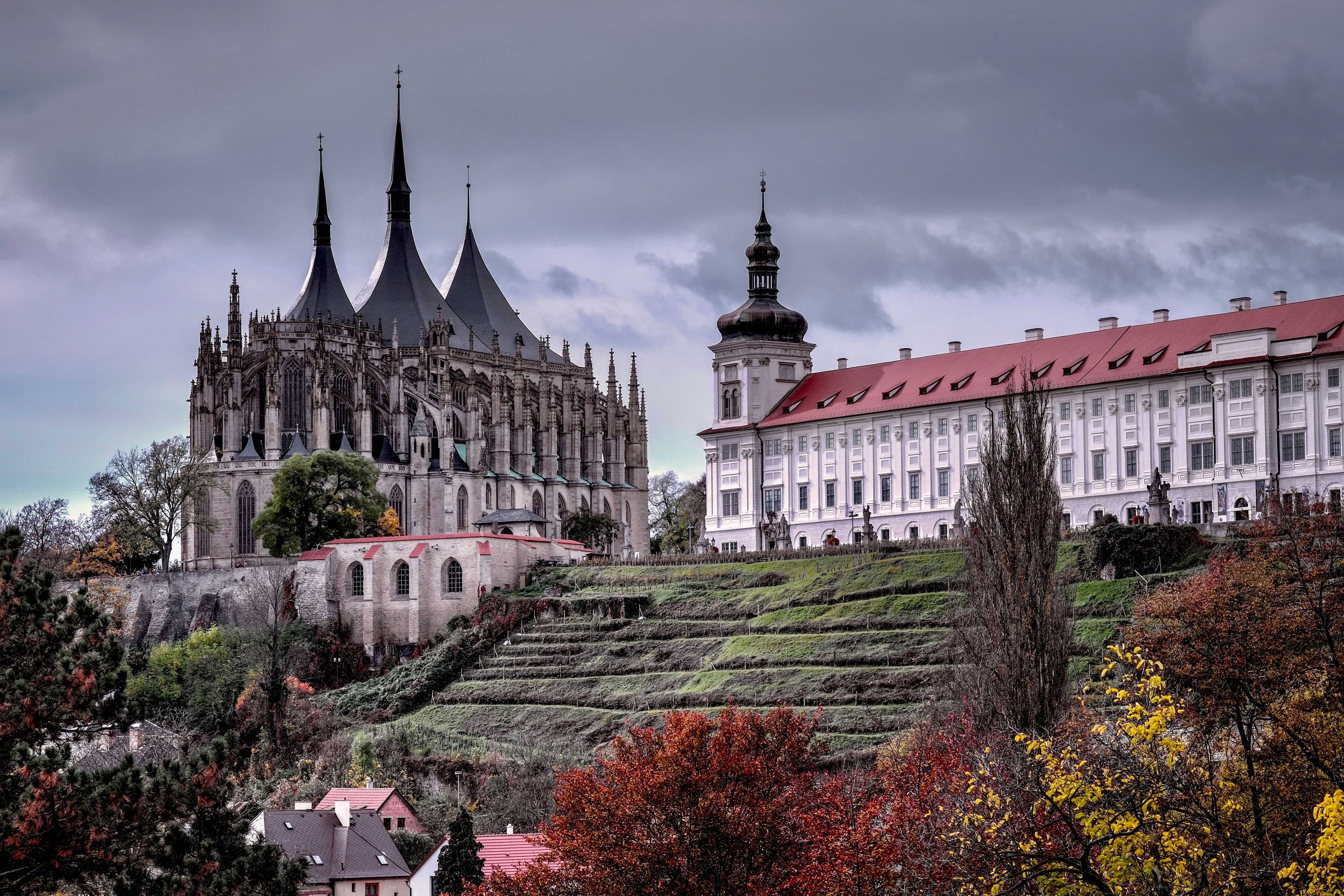 La chiesa di Santa Barbara e il collegio dei Gesuiti sopra i giardini a terrazze di Kutná Hora