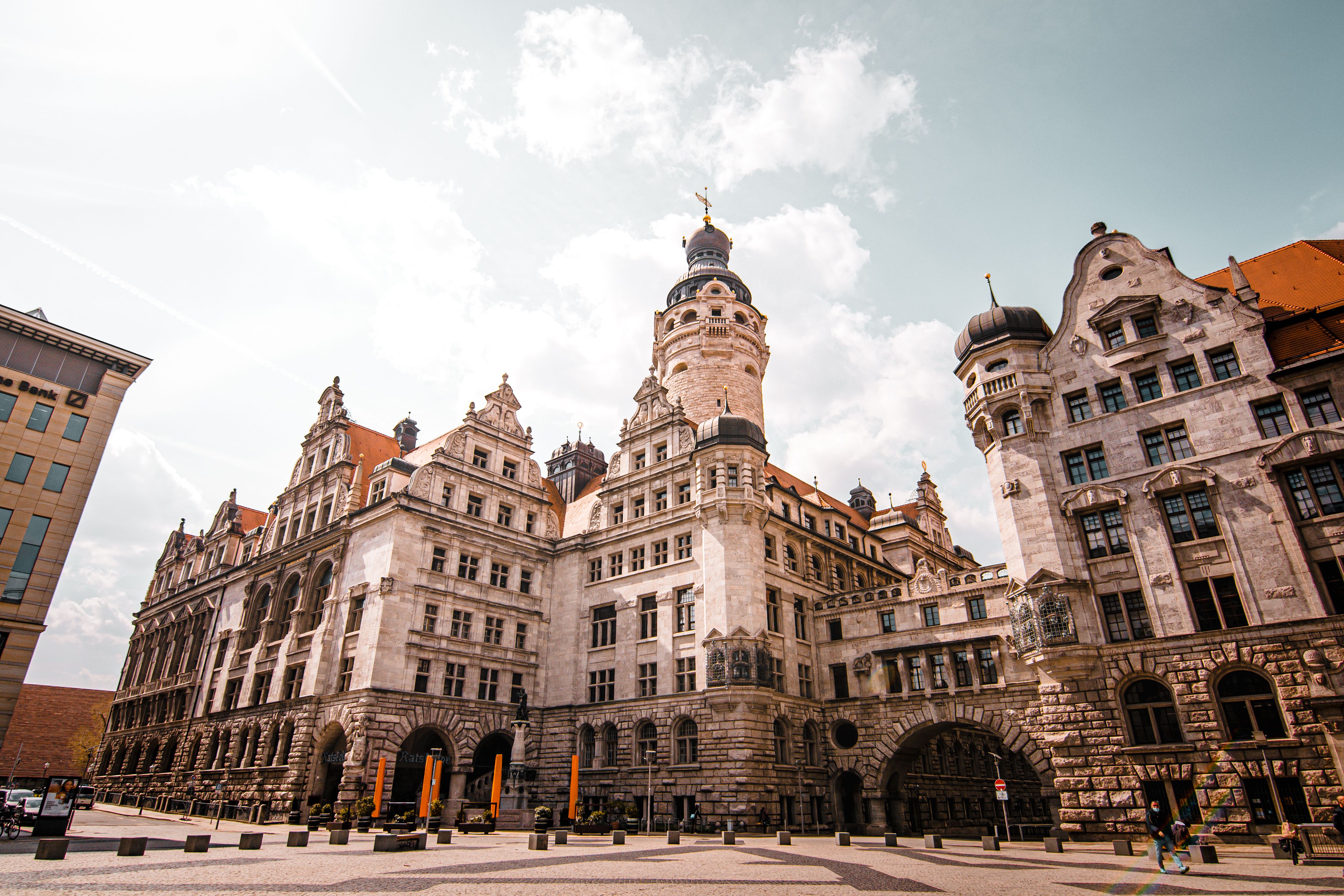 Das Neue Rathaus in Leipzig, ein großes historisches Rathaus mit zentralem Turm, gesehen von seinem gepflasterten Platz