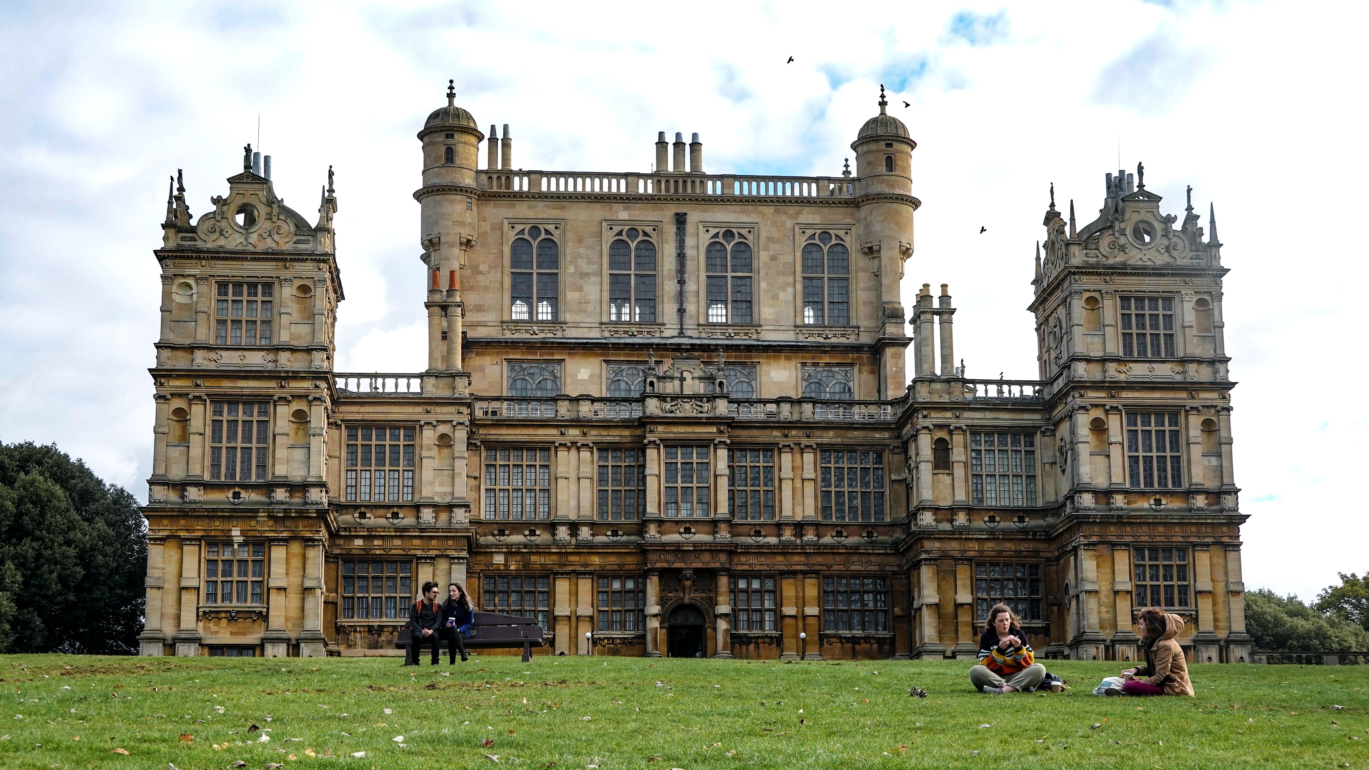 Wollaton Hall, den elisabetanska herrgården i Nottingham, sedd över gräsmattan i dagsljus