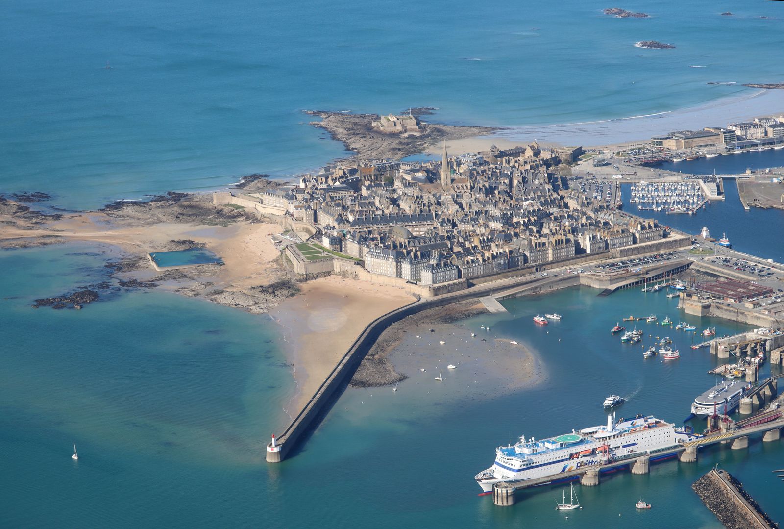 Luchtfoto van de ommuurde oude stad van Saint-Malo, de stranden en de haven.