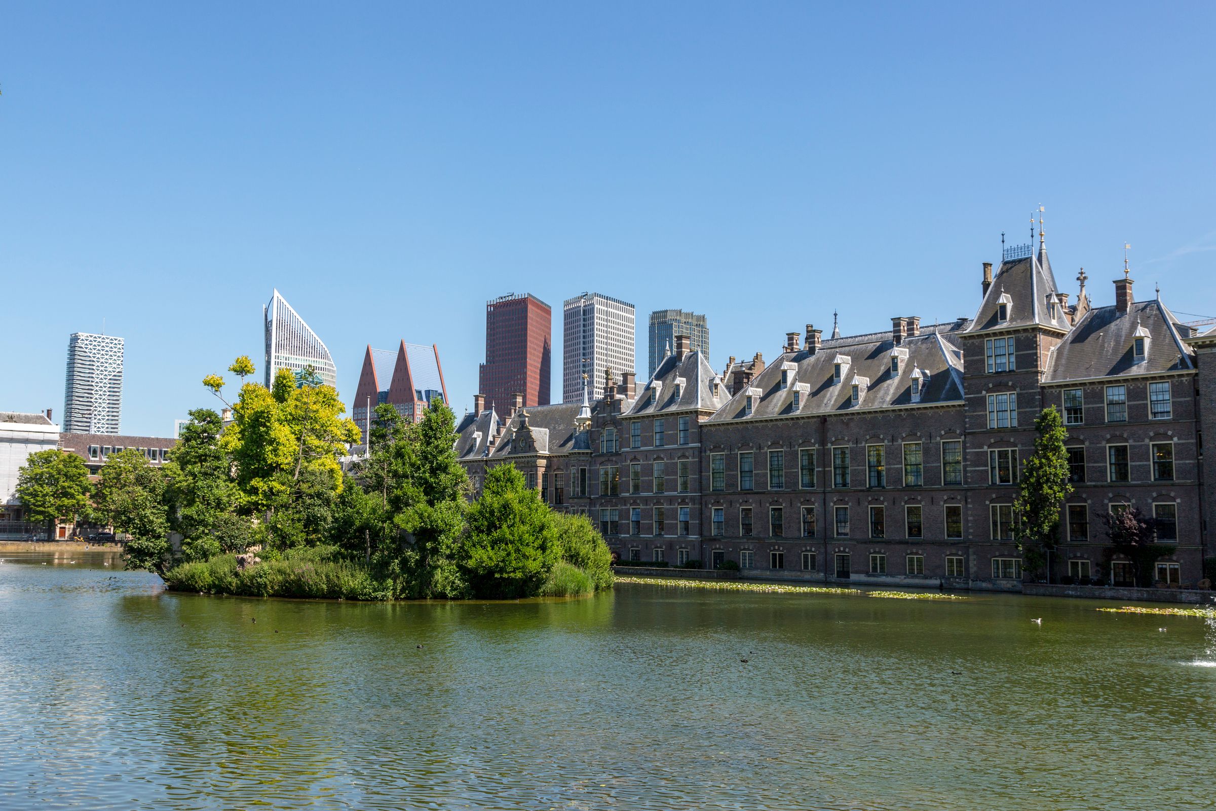 Het Binnenhof aan de Hofvijver in Den Haag, met moderne kantoortorens erachter