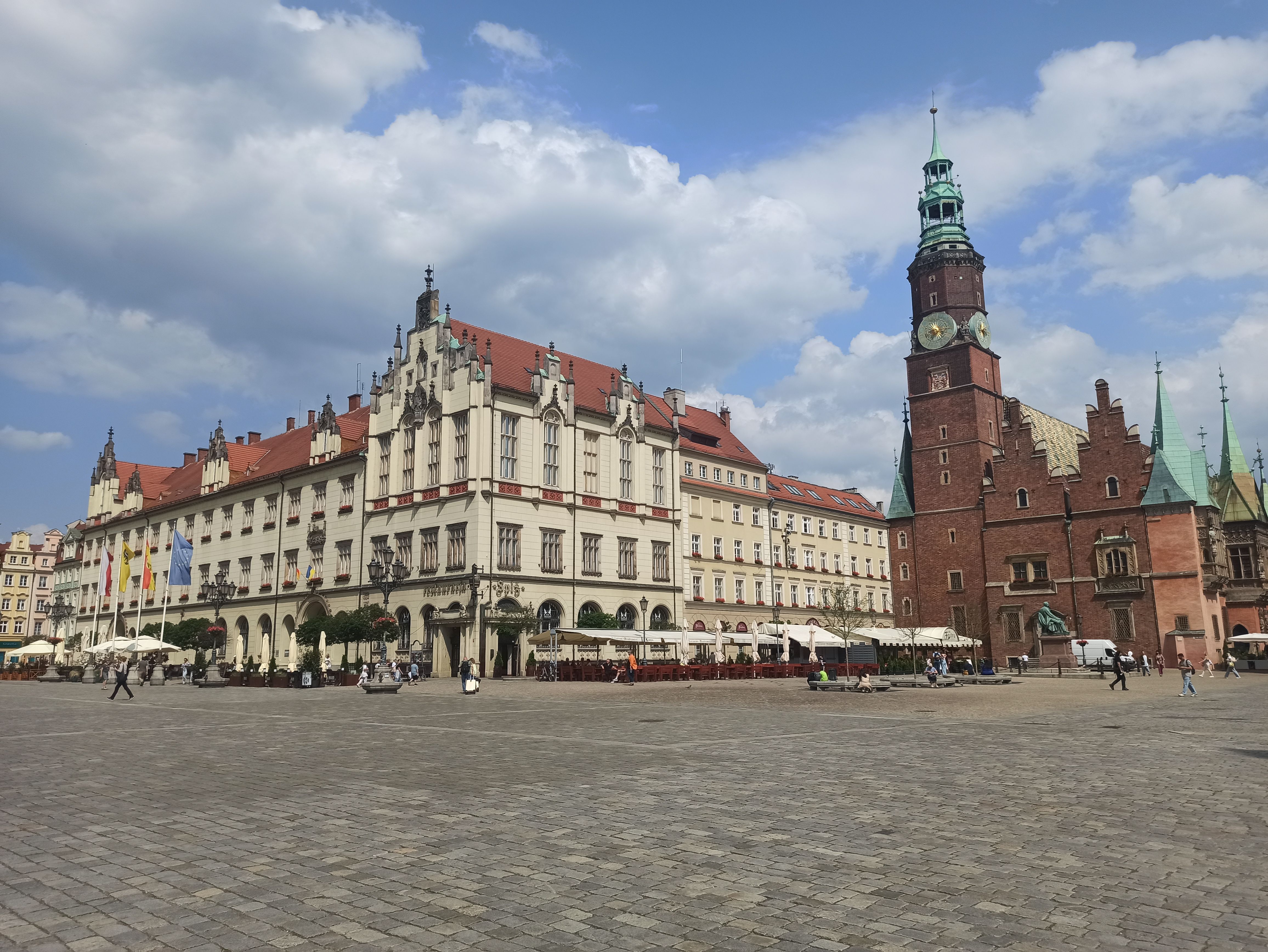 Das Alte Rathaus mit Uhrturm am Rynek, dem gepflasterten Marktplatz von Breslau