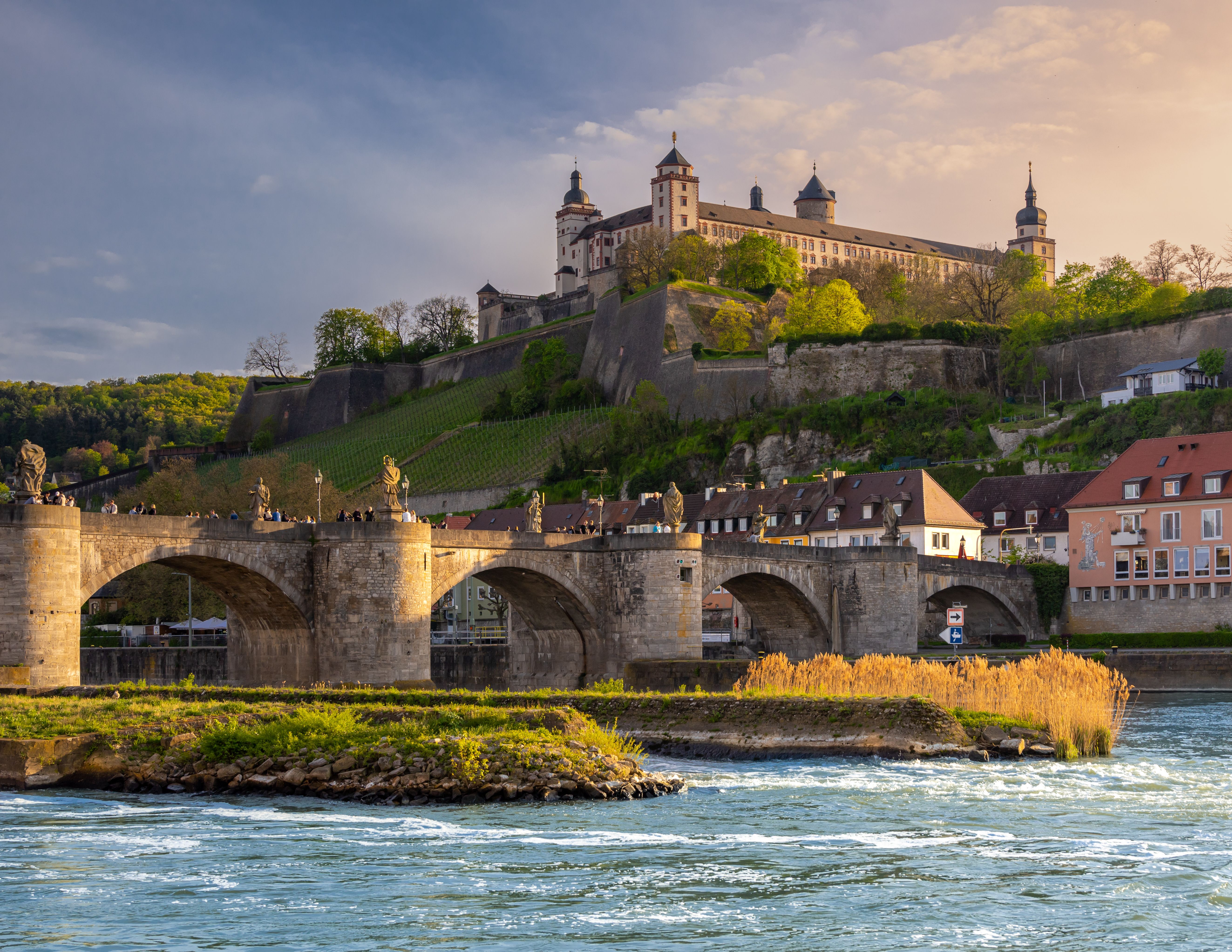 La Festung Marienberg sopra l'Alte Mainbrücke e il Meno a Würzburg, nell'ora dorata