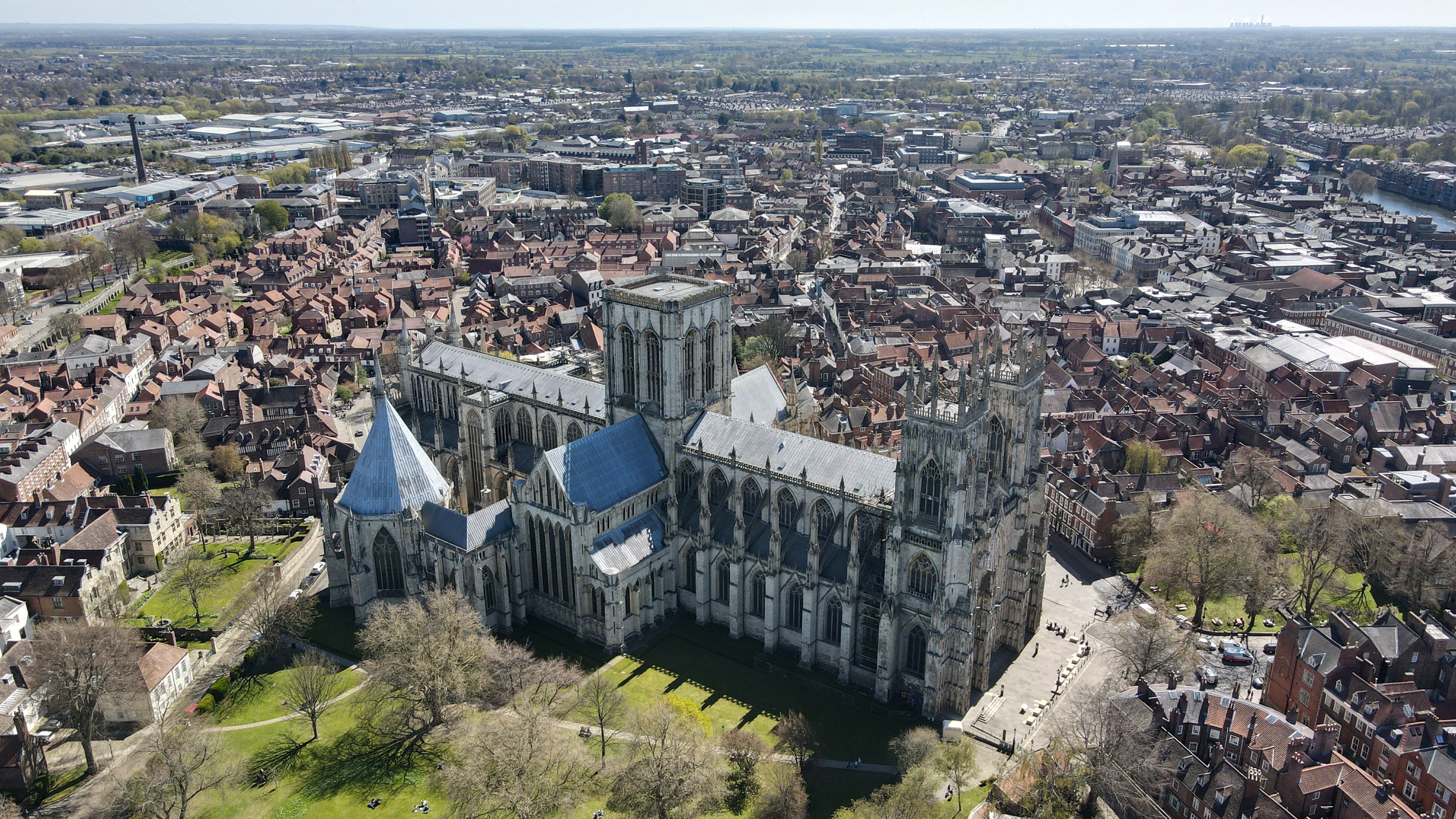 Flygbild över York Minster och taken i York en solig dag