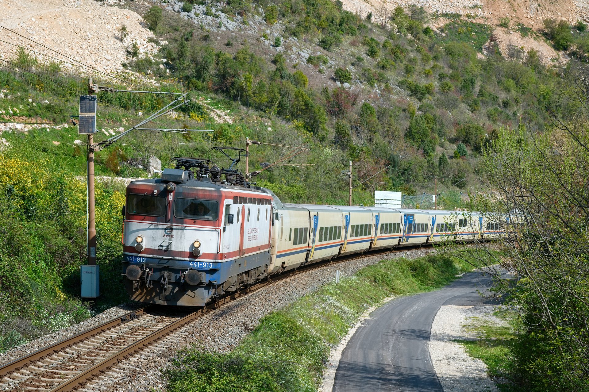 Locomotiva ŽFBH 441-913 che traina il treno Talgo da Sarajevo a Čapljina attraverso le colline vicino a Šurmanci