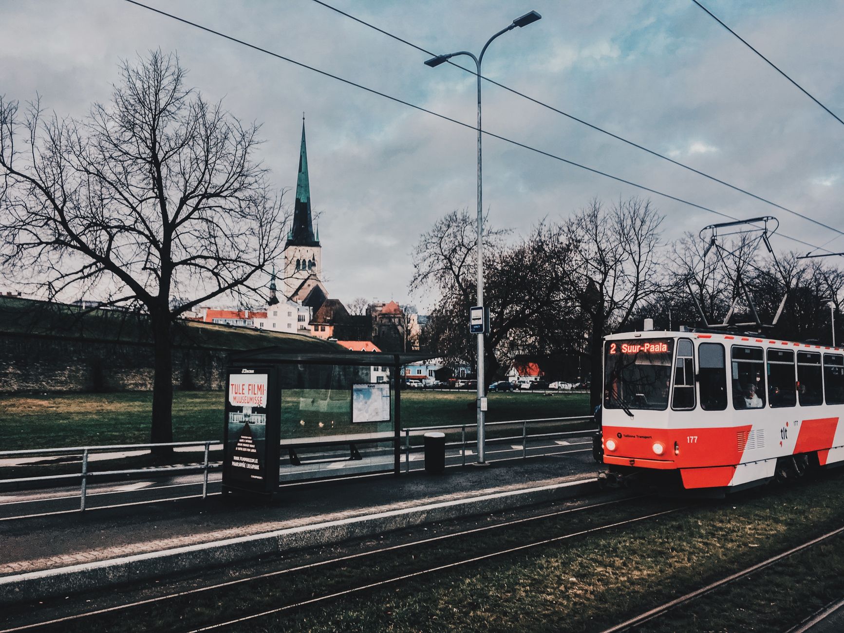 Spårvagn i Tallinn som passerar Olai kyrka i Estland