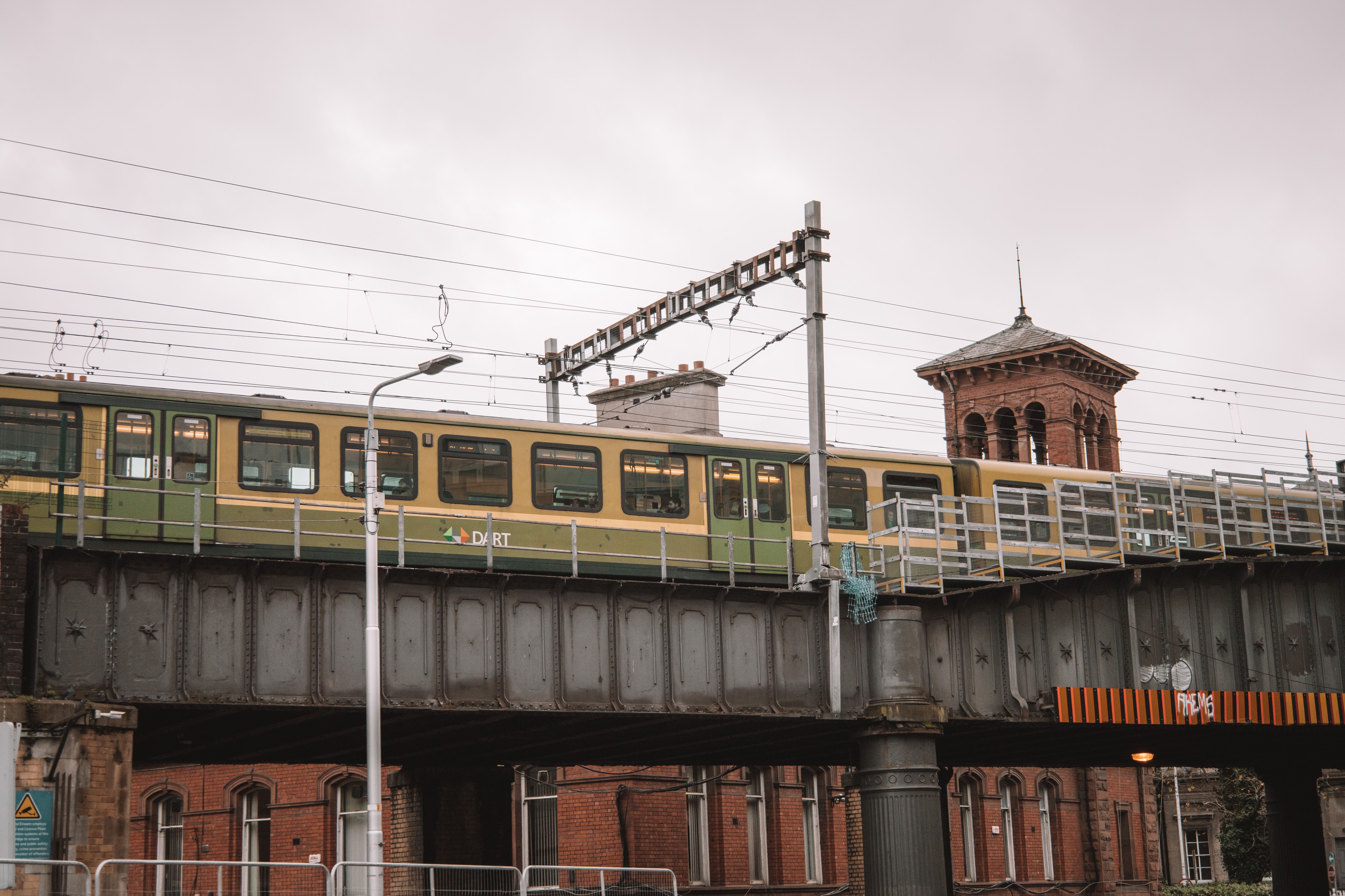 Train DART traversant un pont ferroviaire à Dublin, en Irlande