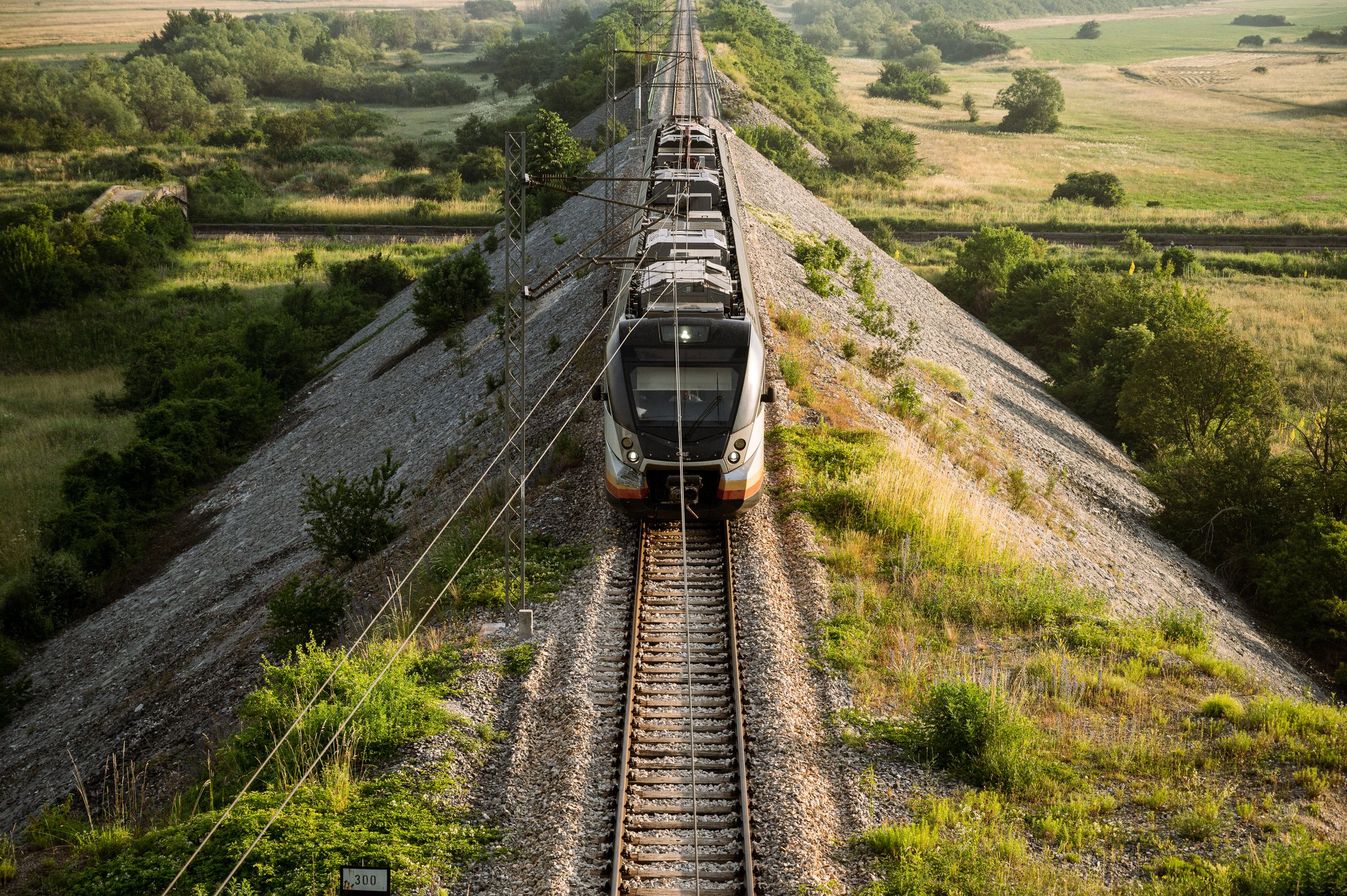 Un train de voyageurs électrique ŽPCG sur la ligne Podgorica-Nikšić dans la campagne monténégrine