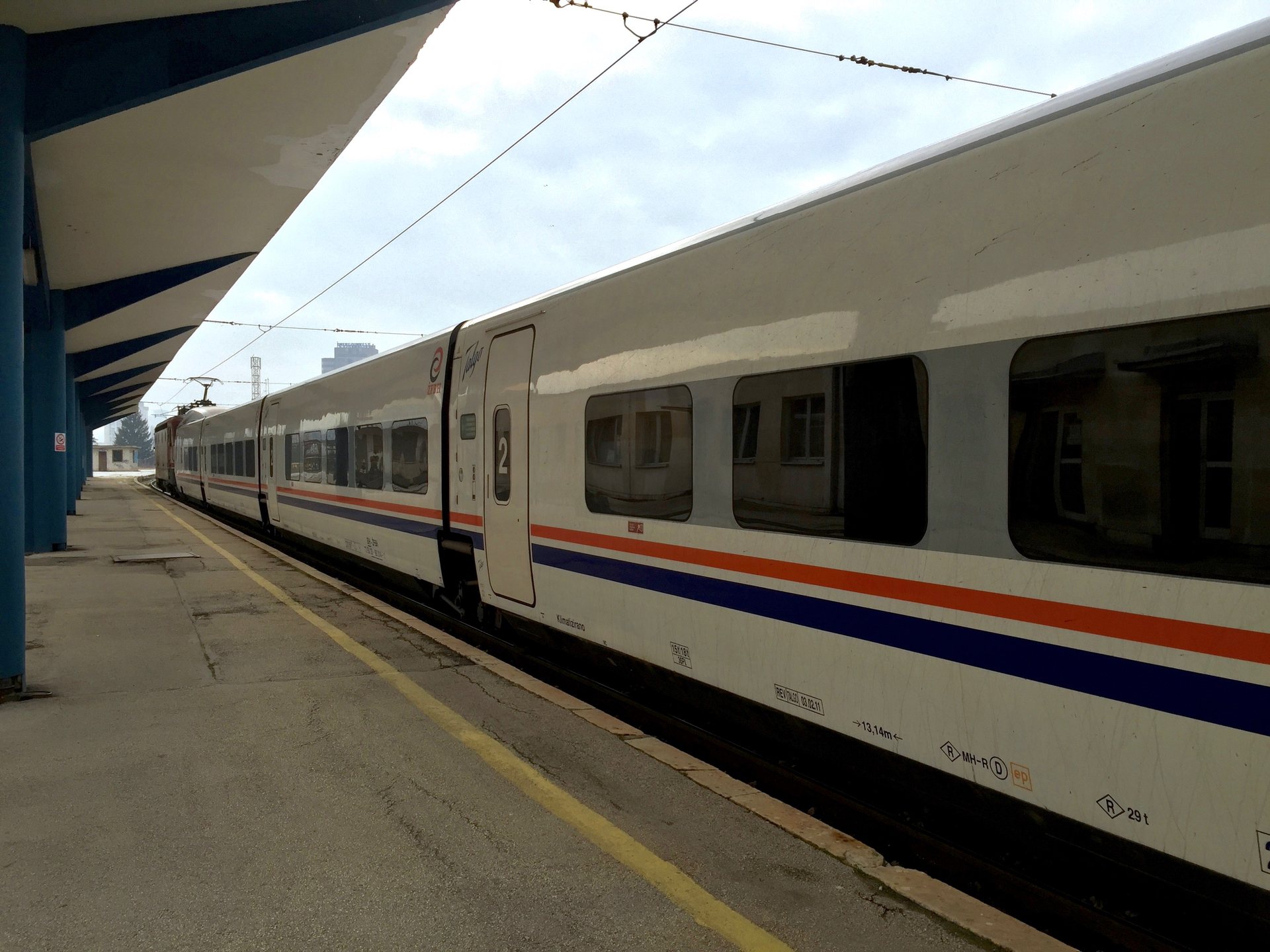 Un convoglio Talgo di ŽFBH in attesa lungo il binario alla stazione ferroviaria principale di Sarajevo