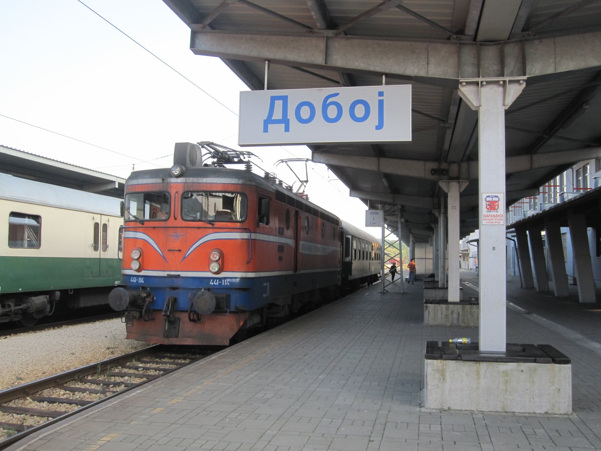 Une locomotive ŽRS de la série 441 attendant avec son train en gare de Doboj, en Republika Srpska